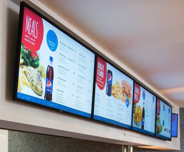 Menuborden aan de wand in een restaurant