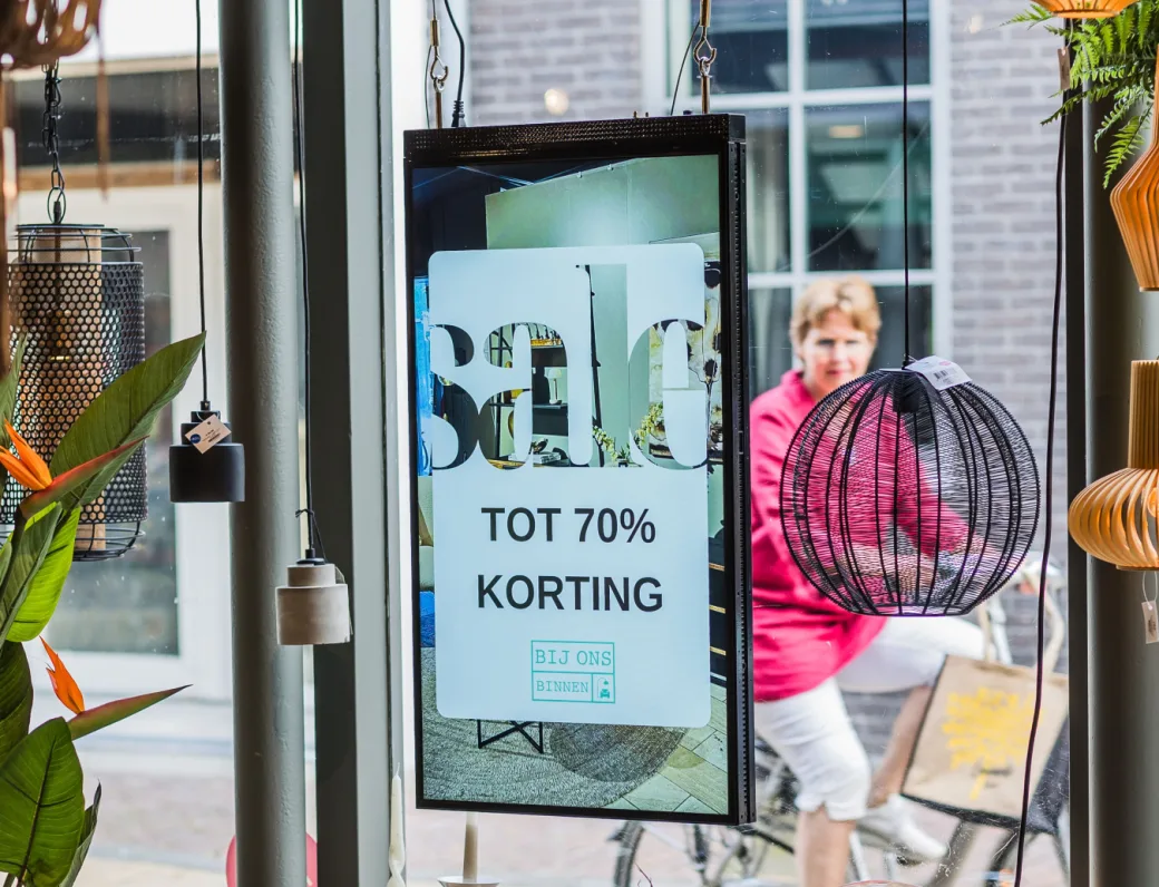 Model en actie tonen op een showroomscherm